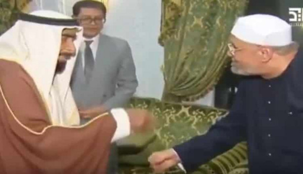 فيديو نادر يجمع الشيخ زايد آل نهيان ومحمد الشعراوي