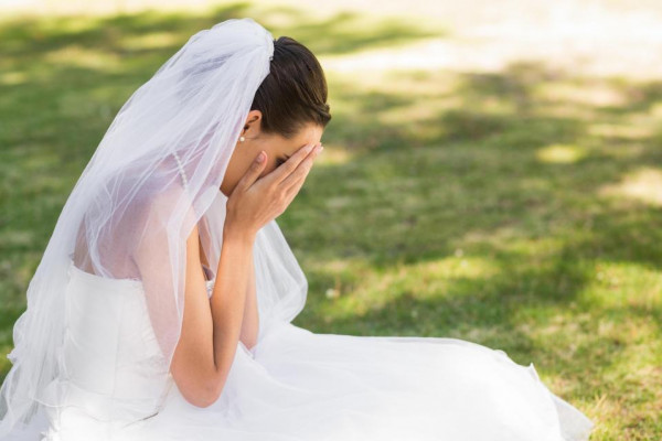 عروس تطرد زوجين من حفل زفافها.. السبب غريب