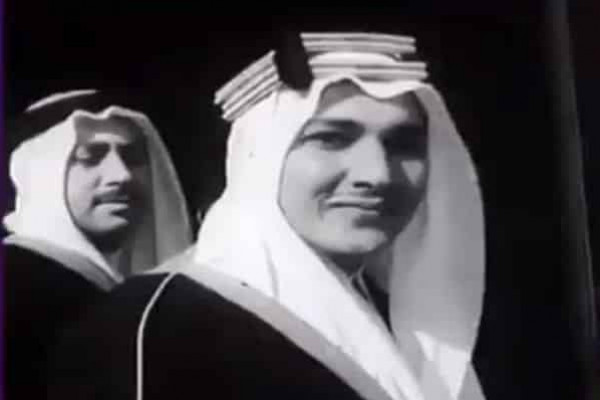 فيديو نادر للأمير طلال بن عبدالعزيز وهو يقدم أوراق اعتماده سفيراً للسعودية لدى فرنسا