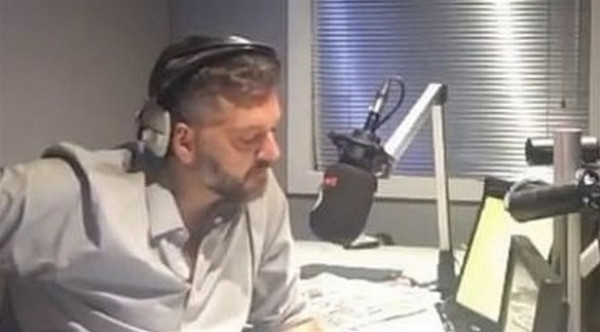 مذيع ينقذ حياة رجل حاول الانتحار خلال مداخلة في برنامجه الإذاعي