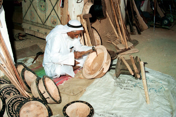 300 حرفة يدوية تستقطب الجمهور في مهرجان الجنادرية