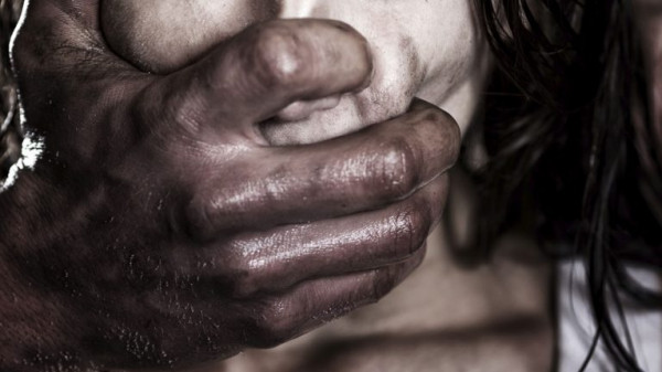 أجبرها على مشاهدة الأفلام الإباحية قبل اغتصابها.. إحالة أوراق مصري قتل طفلته للمفتي