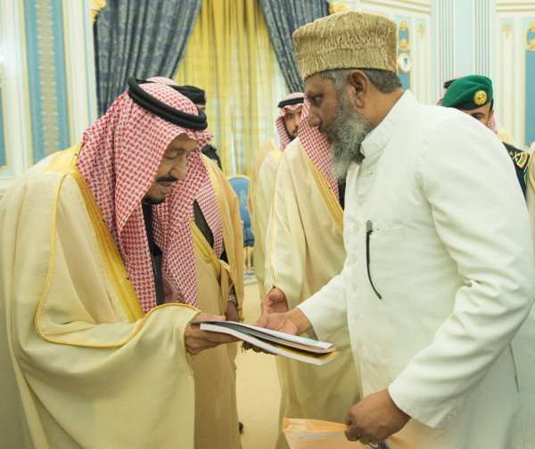 خادم الحرمين الشريفين يستقبل ضيوف المهرجان الوطني للتراث والثقافة