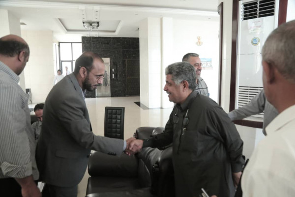وزير الثروة السمكية اليمني يلتقي وفد من شركة "رويال كلوك" بالمكلا