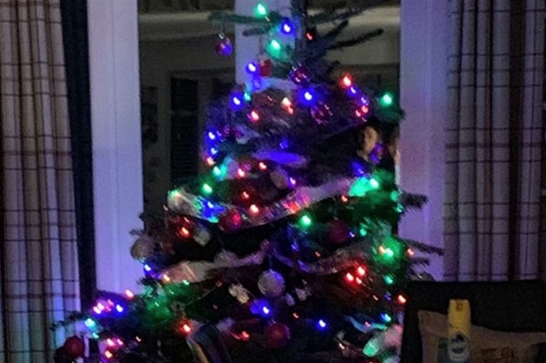 "شبح" يطارد شجرة عيد الميلاد بعد لحظات من وقوع الزينة