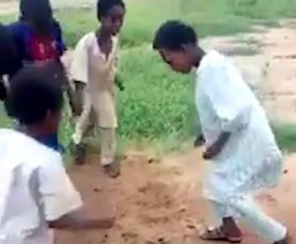 شاهد: بالرقص الإفريقي.. أطفال السودان يهتفون ضد عمر البشير