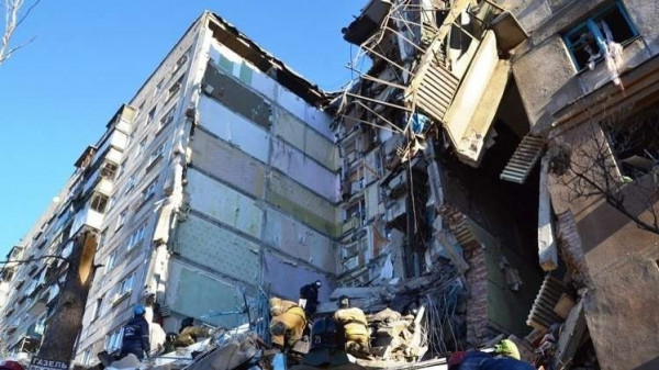 انتشال 37 جثة من بين أنقاض جزء من مسكن انهار في روسيا