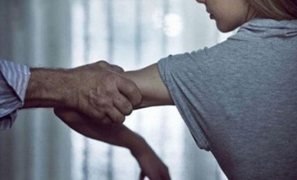 شاب أردني يُقبل طفلة في المصعد.. فكان هذا مصيره