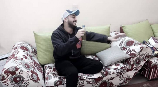 شاب سعودي يُمثل على أمه دور المخمور.. رد فعلها أثار غضب المُشاهدين