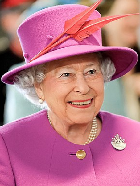 تمنع فتح نوافذ القصر و"أكياس دم".. 7 حقائق غريبة عن حياة الملكة إليزابيث
