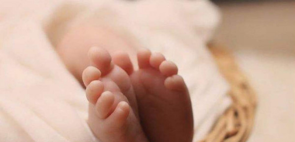 قاصر لبنانية تضع مولودتها في المستشفى.. والوالد زوج عمتها