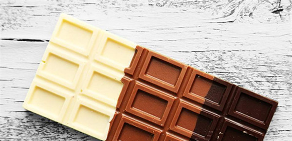 الشوكولاتة الداكنة أم البيضاء.. أيهما تختار؟