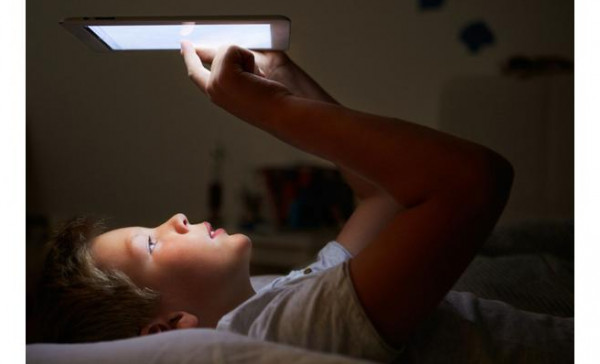 خبراء يقللّون من خطورة استخدام الأطفال للأجهزة الالكترونية ذات الشاشات المضيئة