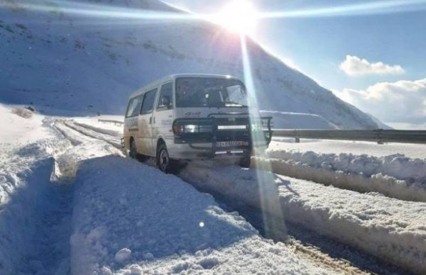 الثلوج تقطع الطريق الدولي بين لبنان وسوريا