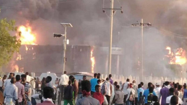 احتجاجات جديدة في السودان.. ومؤيدو البشير يخرجون دعمًا له