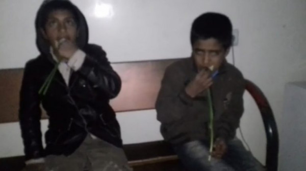 إجبار طفلين في إيران على أكل الورد بعد اعتقالهما