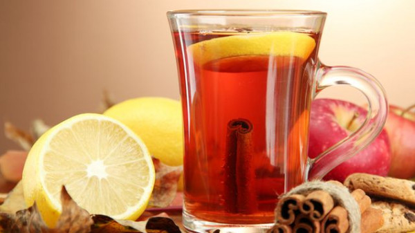 طريقة عمل شاي احمر لذيذ بالقرفة والليمون