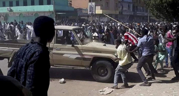 الشرطة السودانية تستخدم الغاز المسيل للدموع لتفريق مظاهرة احتجاجية بالخرطوم