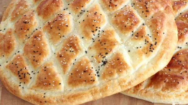 طريقة عمل الخبز التركي بالسمسم وحبة البركة