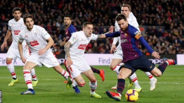 شاهد: ميسي يقود برشلونة للفوز على إيبار ويصل إلى 400 هدف بالليجا