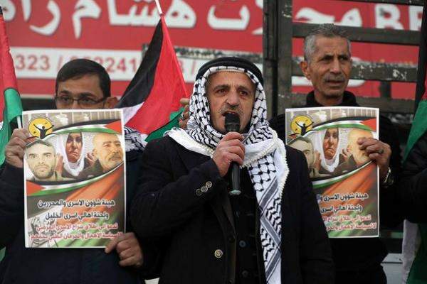 وقفة تضامنية مع الأسرى في سجون الاحتلال وسط مدينة الخليل