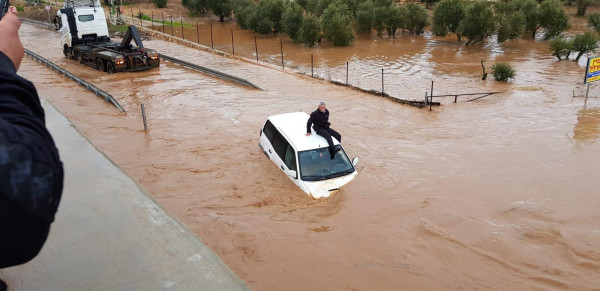 شاهد: أمطار غزيرة وفيضانات وإنقاذ عالقين بالسيارات في أراضي الـ 48