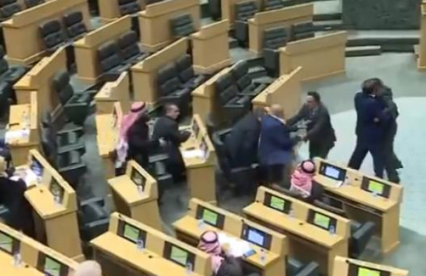 شاهد: اشتباك بالأيدي في مجلس النواب الاردني