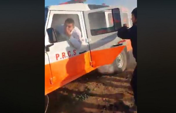 شاهد: استهداف الاحتلال لسيارة إسعاف بالغاز السام واختناق من بها