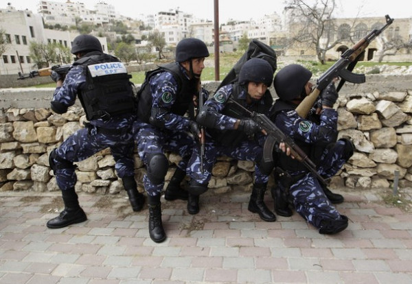 الشرطة والدفاع المدني ينقذان شاب حاول الانتحار برام الله