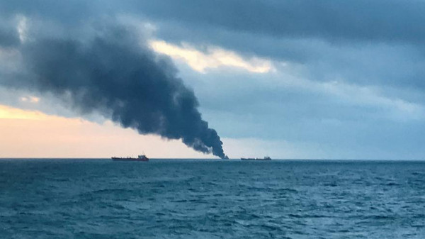 ارتفاع عدد قتلى حريق اندلع بسفينتين قرب (القرم) إلى 14 شخصاً