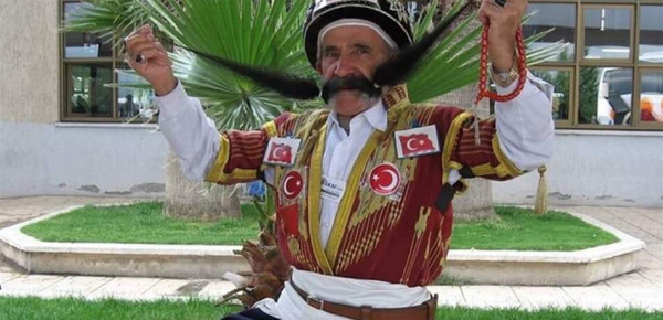 أمّن عليه بـ 15 ألف دولار.. وفاة صاحب أطول شارب بالعالم