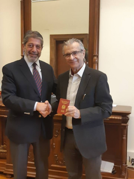 سفير فلسطين لدى اليونان يسلم نائب رئيس البرلمان اليوناني الجنسية الفلسطينية