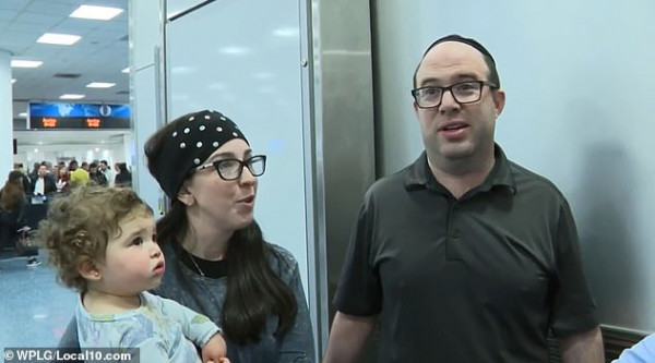 طرد عائلة "يهودية" من طائرة لسبب غريب
