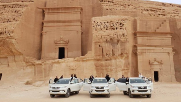 فكرة غير مسبوقة..سيدة أعمال سعودية تقود فريقًا نسائيًا بالسيارات إلى وجهة بعيدة