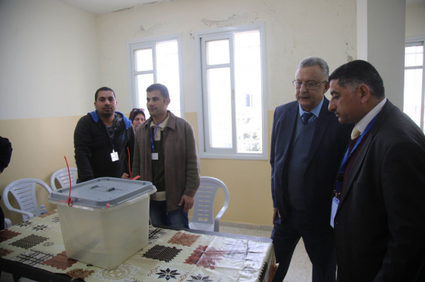 المحافظ أبو بكر يتفقد سير عملية اقتراع انتخابات غرفة تجارة وصناعة طولكرم