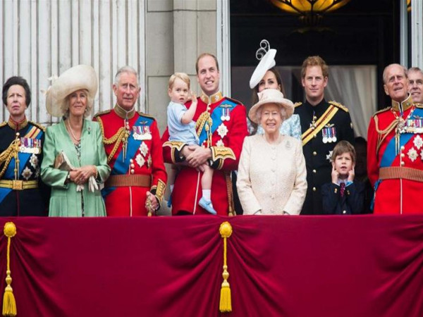 منها "الحقيبة السرية".. 8 قواعد "غريبة" بشأن ملابس العائلة البريطانية المالكة