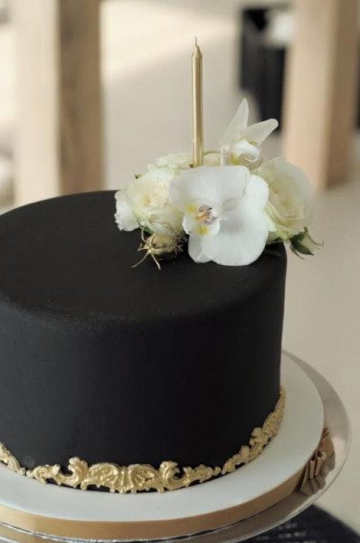 الكعكة السوداء للإحتفال بذكرى زفافكما