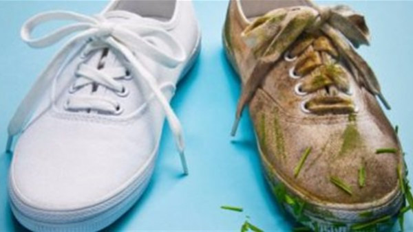 طريقة ذهبية لتنظيف الأحذية الشمواه والبيضاء