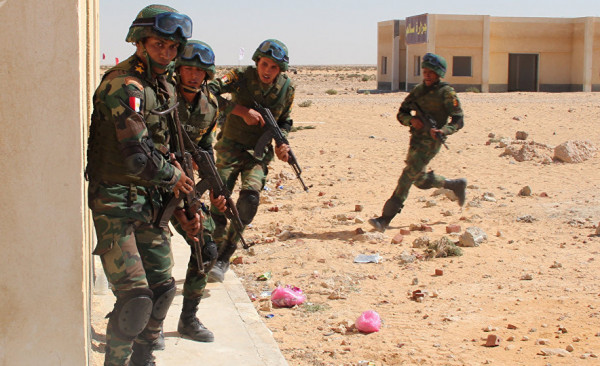 الجيش المصري يُعلن مقتل ثمانية مسلحين باستهداف خلية بالصحراء الغربية