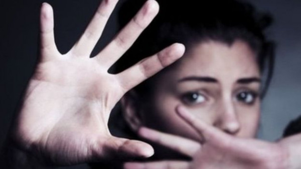 عربيان يحاولان اغتصاب فتاة روسية في صحراء دبي.. وموهبتها تطيح بهما