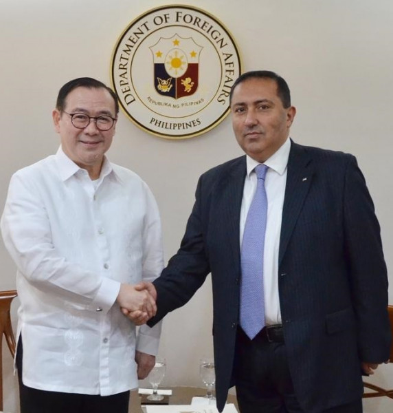 السفير شامية يلتقي وزير الخارجية الفلبيني