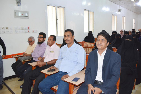 رئيس جامعة عدن يكرم المشاركين في ورشة الإسعافات الأولية بكلية اللغات