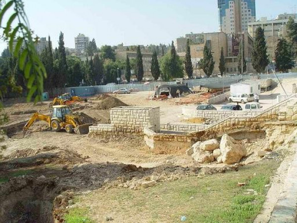 السياحة والآثار تُدين قرار الاحتلال بإزالة مقبرة مأمن الله التاريخية في القدس