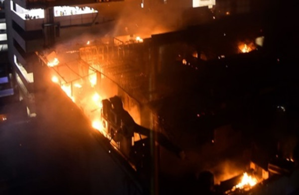 حريق يودي بحياة 17 شخصا بفندق في نيودلهي