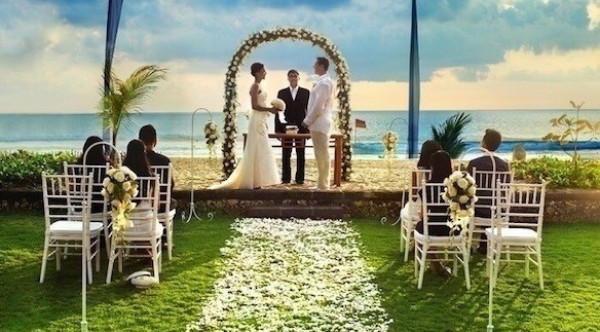 شاهدي أماكن الزفاف الأكثر رومانسية في العالم