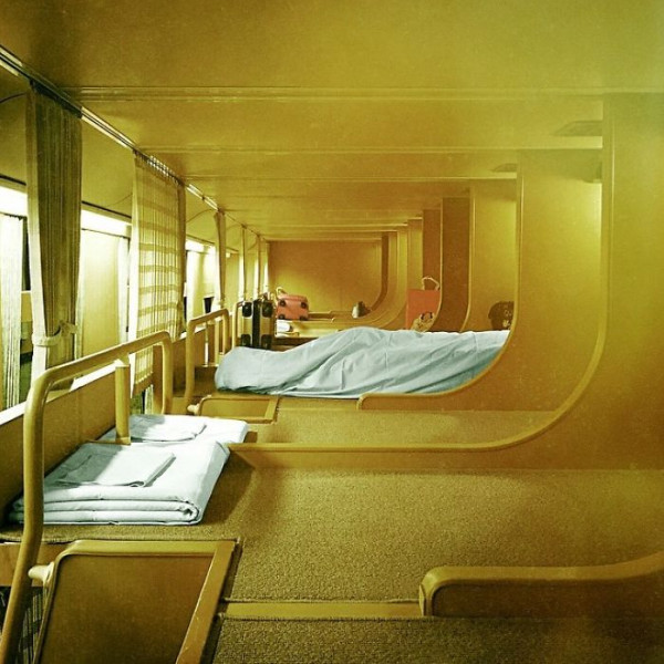 قطار النوم في اليابان يبهر الإنترنت بتصميماته الداخلية