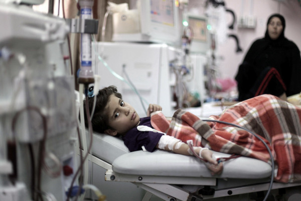الصحة: قطع رواتب 262 طبيباً يضع حياة مرضى غزة على المحك