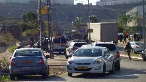 شاهد: إصابة إسرائيلي بجروح خطيرة في عملية طعن وفرار المنفذ
