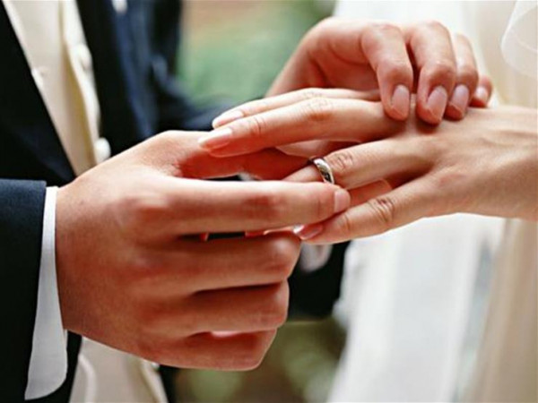 لماذا يتم ارتداء خاتم الزواج في اليد اليسرى؟