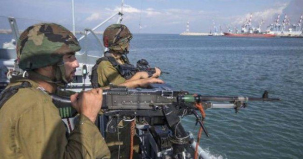 زوارق الاحتلال تستهدف الصيادين في بحر خانيونس